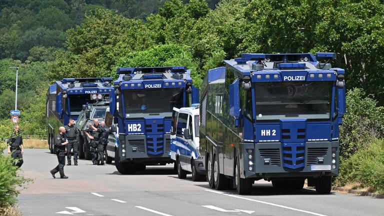 Wasserwerfer der Polizei stehen in der Nähe der Messe Erfurt, wo am 04. und 05.07.2026 der Bundesparteitag der AfD stattfindet.