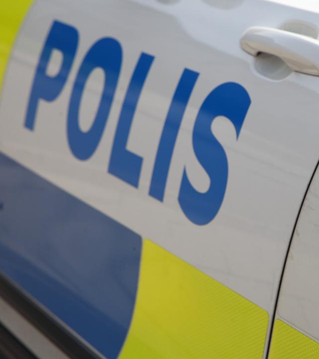 Ein Polizeiauto steht in Schweden vor einer Polizeiwache.