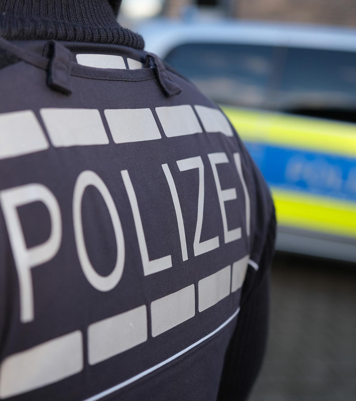 Symbolbild: Schriftzug "Polizei" auf der Dienstkleidung eines Polizisten