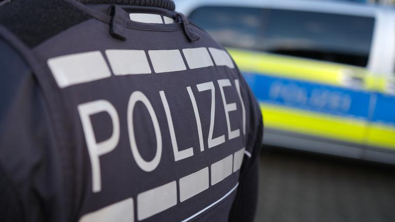 Symbolbild: Schriftzug "Polizei" auf der Dienstkleidung eines Polizisten