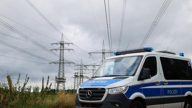 Polizeifahrzeuge stehen in der Nähe des RWE-Kraftwerkes Eschweiler an einem Umspannwerk, aufgenommen am 04.09.2026