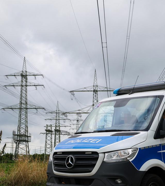 Polizeifahrzeuge stehen in der Nähe des RWE-Kraftwerkes Eschweiler an einem Umspannwerk, aufgenommen am 04.09.2026
