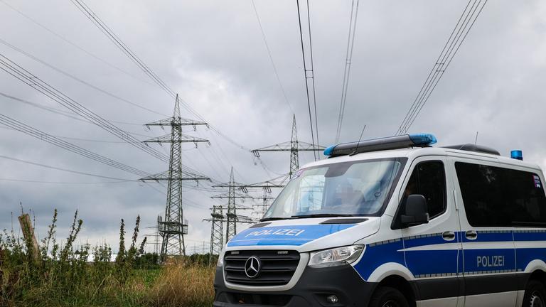 Polizeifahrzeuge stehen in der Nähe des RWE-Kraftwerkes Eschweiler an einem Umspannwerk, aufgenommen am 04.09.2026