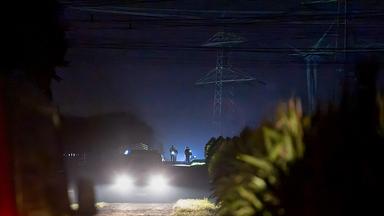 Kriminaltechniker und Polizisten sind in der Umgebung um das Umspannwerk Bergheim unterwegs, aufgenommen am 02.09.2026