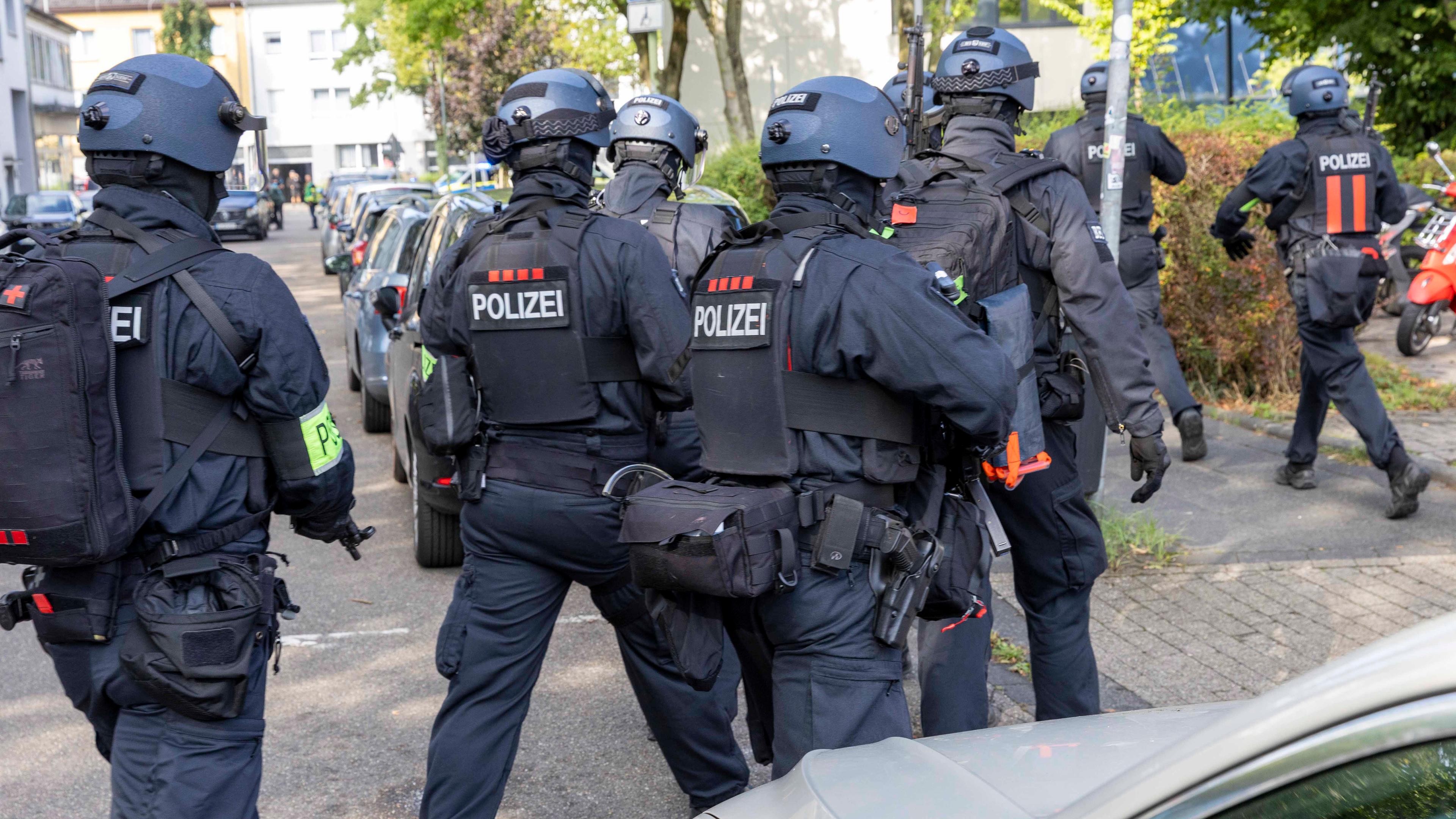 Polizeieinsatz an Berufskolleg in Essen - Lehrkraft verletzt
