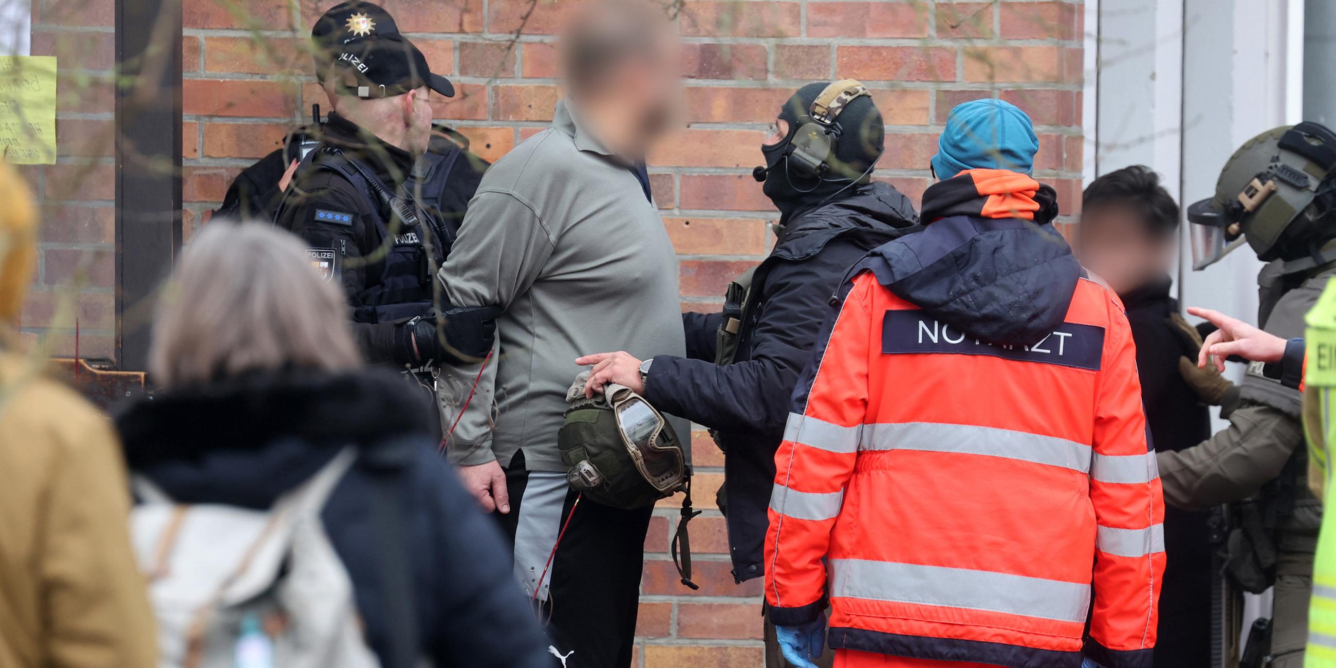 Eine Spezialeinheit der Polizei holt mehrere Personen aus einem Kirchengebäude, die sich zunächst einer geplanten Abschiebung widersetzt hatten. 