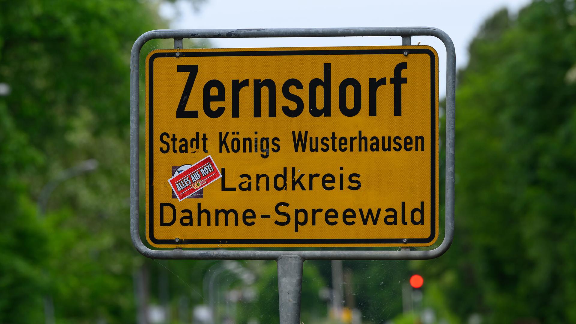 Das Ortseingangsschild von Zernsdorf, einem Ortsteil der Stadt Königs Wusterhausen