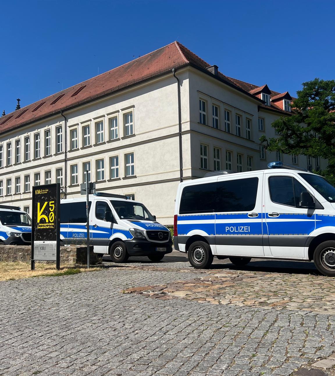 Sachsen-Anhalt, Magdeburg: Mehrere Polizeiautos stehen vor dem Landtagsgebäude. Wegen des Verdachts der Untreue haben Ermittler die Geschäfts- und Fraktionsräume von CDU, SPD und AfD im Landtag von Sachsen-Anhalt durchsucht