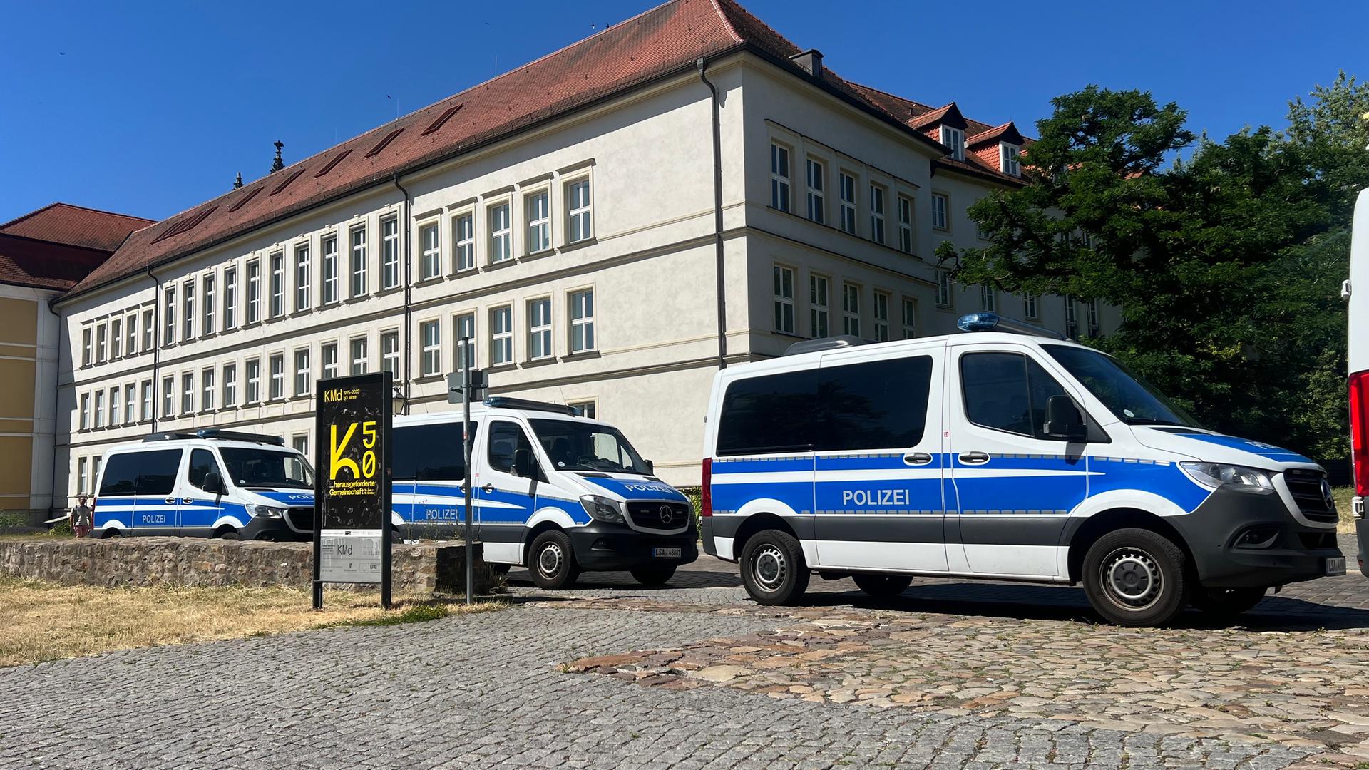 Sachsen-Anhalt, Magdeburg: Mehrere Polizeiautos stehen vor dem Landtagsgebäude. Wegen des Verdachts der Untreue haben Ermittler die Geschäfts- und Fraktionsräume von CDU, SPD und AfD im Landtag von Sachsen-Anhalt durchsucht