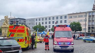 Einsatzkräfte der Polizei und Feuerwehr sind bei einem Vorfall auf dem Mannheimer Marktplatz im Einsatz am 31.05.2024.