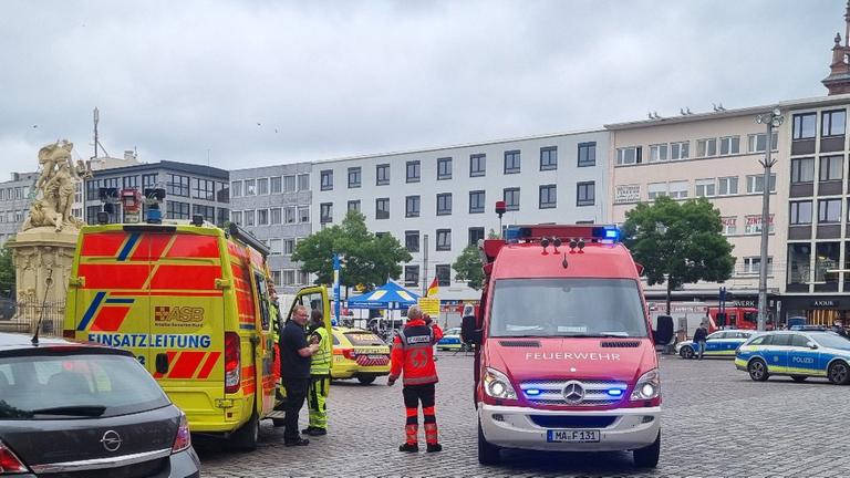Einsatzkräfte der Polizei und Feuerwehr sind bei einem Vorfall auf dem Mannheimer Marktplatz im Einsatz am 31.05.2024.