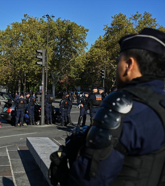 Polizisten untersuchen ein Auto vor den Protesten gegen die hohen Lebenshaltungskosten und das Bildungswesen am 31.10.2026 in Paris, Frankreich.