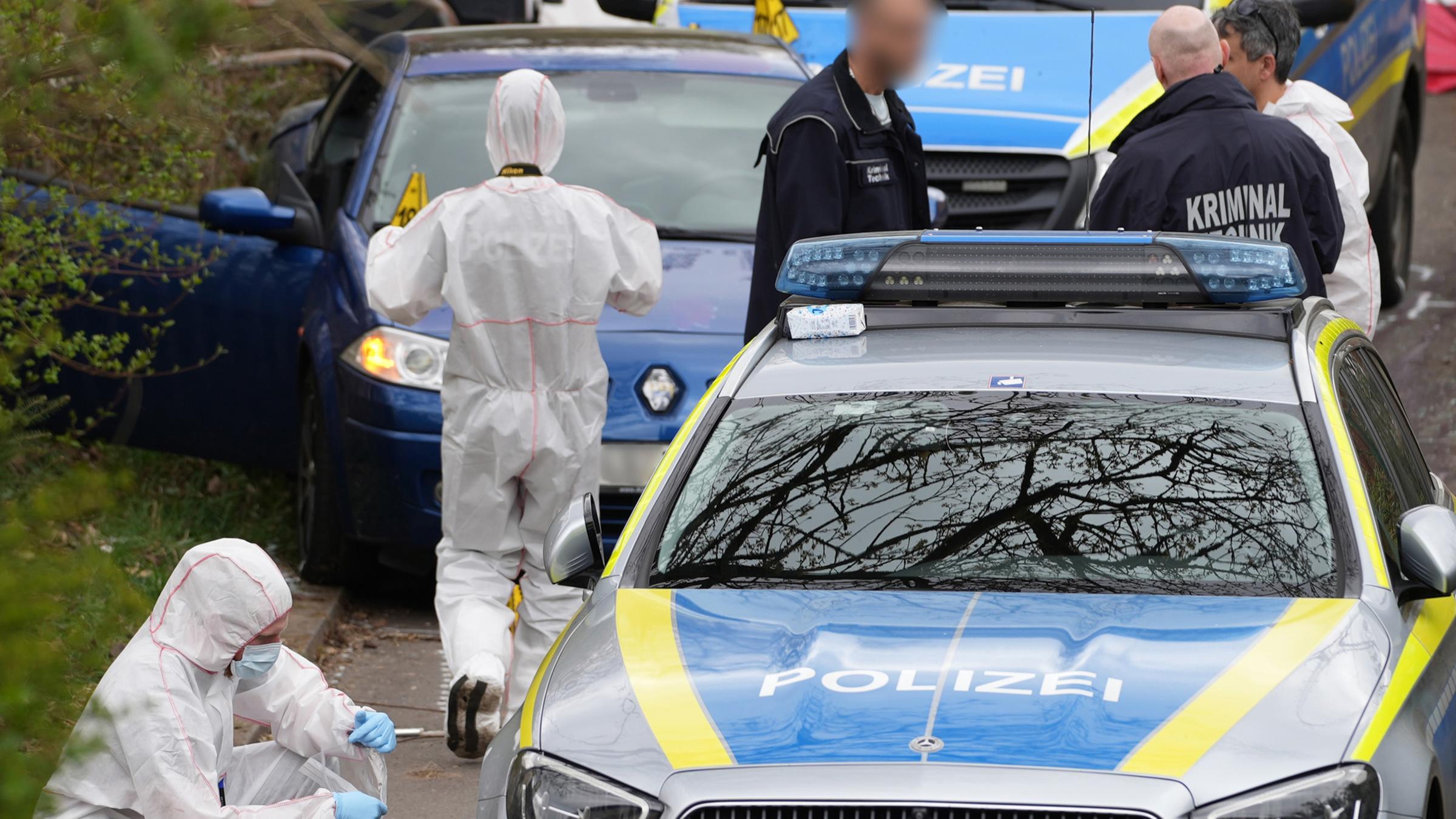 Kriminaltechniker arbeiten am Einsatzort an dem nach einer Verfolgungsjagt ein Mann durch Schüsse der Polizei um Leben gekommen ist. 