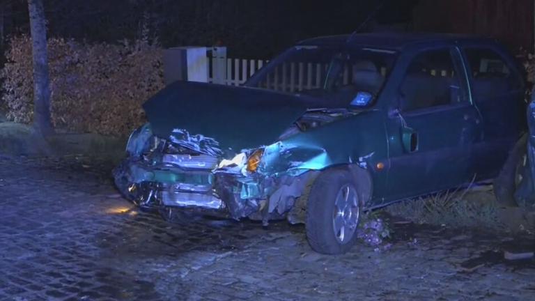 Auto kracht in Hausmauer nach Verfolgungsjagd mit Polizei