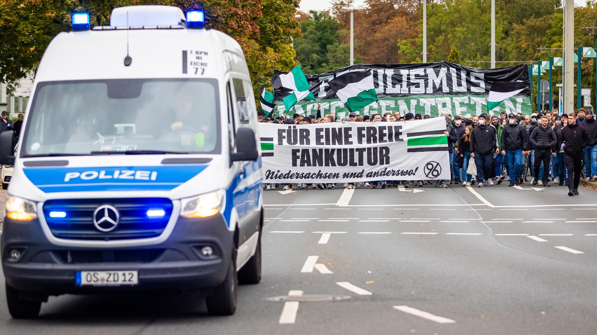 Fans von Hannover 96 nehmen rund um das Hochrisikospiel bei Eintracht Braunschweig an einer Demonstration teil und werden dabei von der Polizei begleitet, aufgeommen am 03.10.2024.