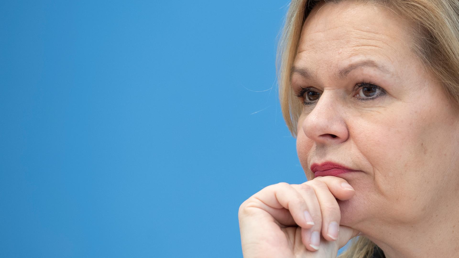 Berlin: Bundesinnenministerin Nancy Faeser (SPD) stellt in der Bundespressekonferenz die Kriminalstatistik für das vergangene Jahr vor