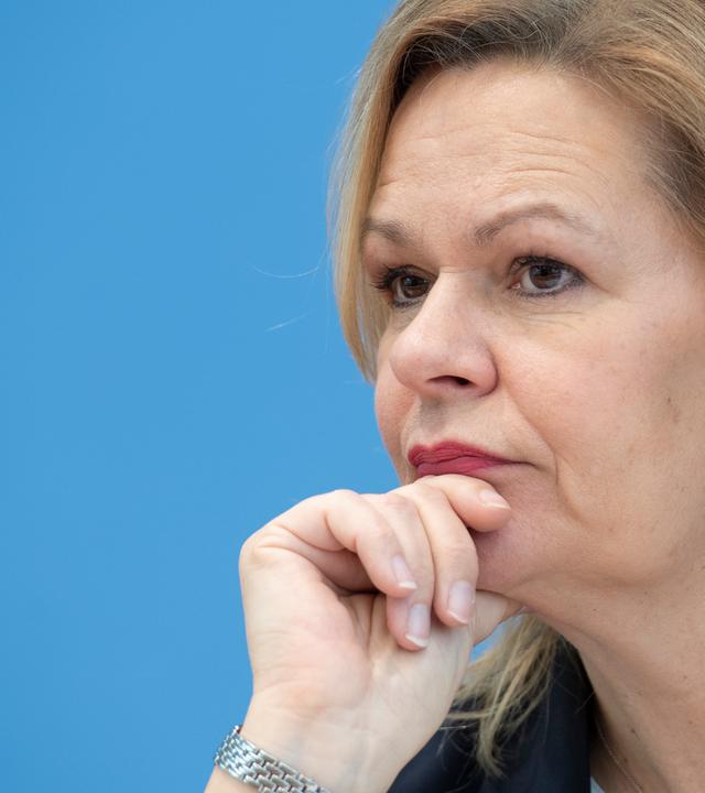 Berlin: Bundesinnenministerin Nancy Faeser (SPD) stellt in der Bundespressekonferenz die Kriminalstatistik für das vergangene Jahr vor