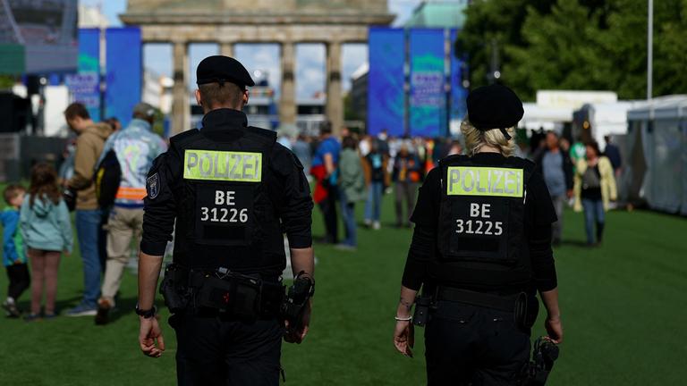 Polizeipatrouillen auf der offiziellen Fanmeile in der Straße des 17. Juni, nahe dem Brandenburger Tor, während der Voreröffnung in Berlin, Deutschland, am 12. 06. 2024. 