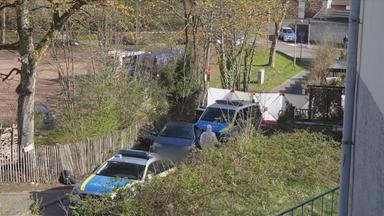 Auto zwischen zwei Polizeiautos auf abgesperrter Straße