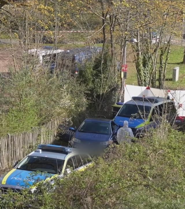 Auto zwischen zwei Polizeiautos auf abgesperrter Straße