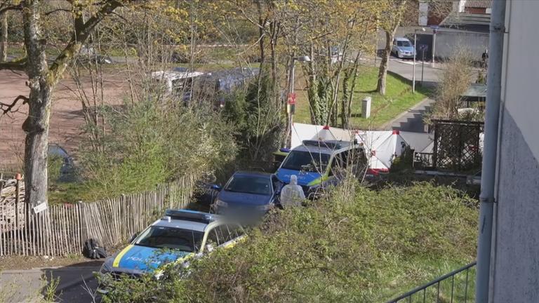 Auto zwischen zwei Polizeiautos auf abgesperrter Straße