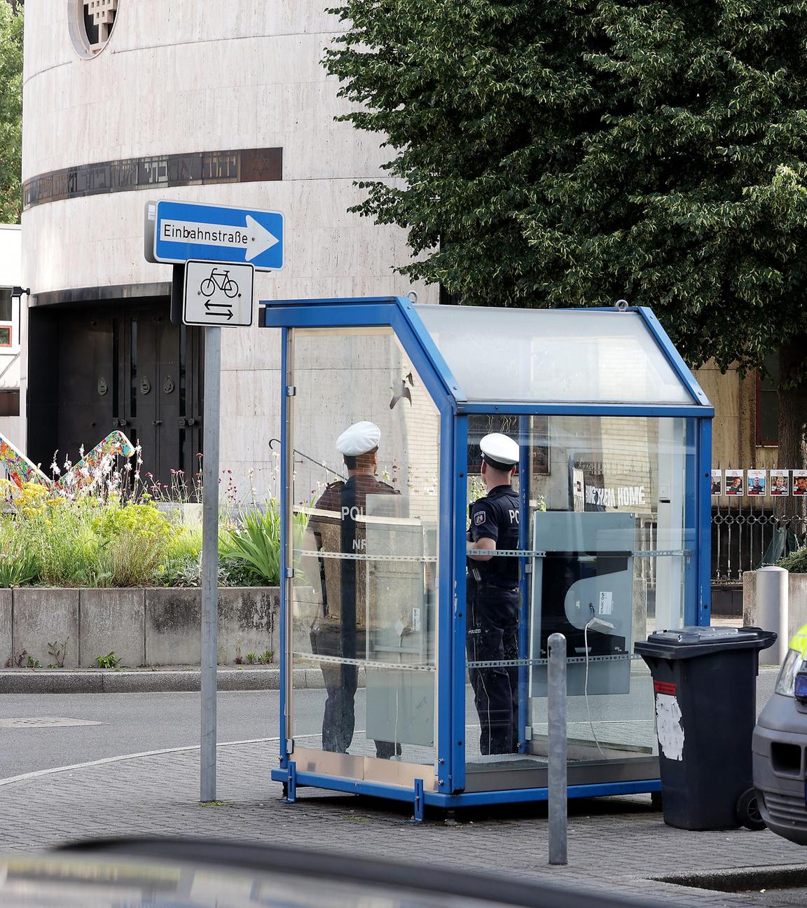 Polizeibeamten aus Düsseldorf schützen die Synagoge in Düsseldorf.