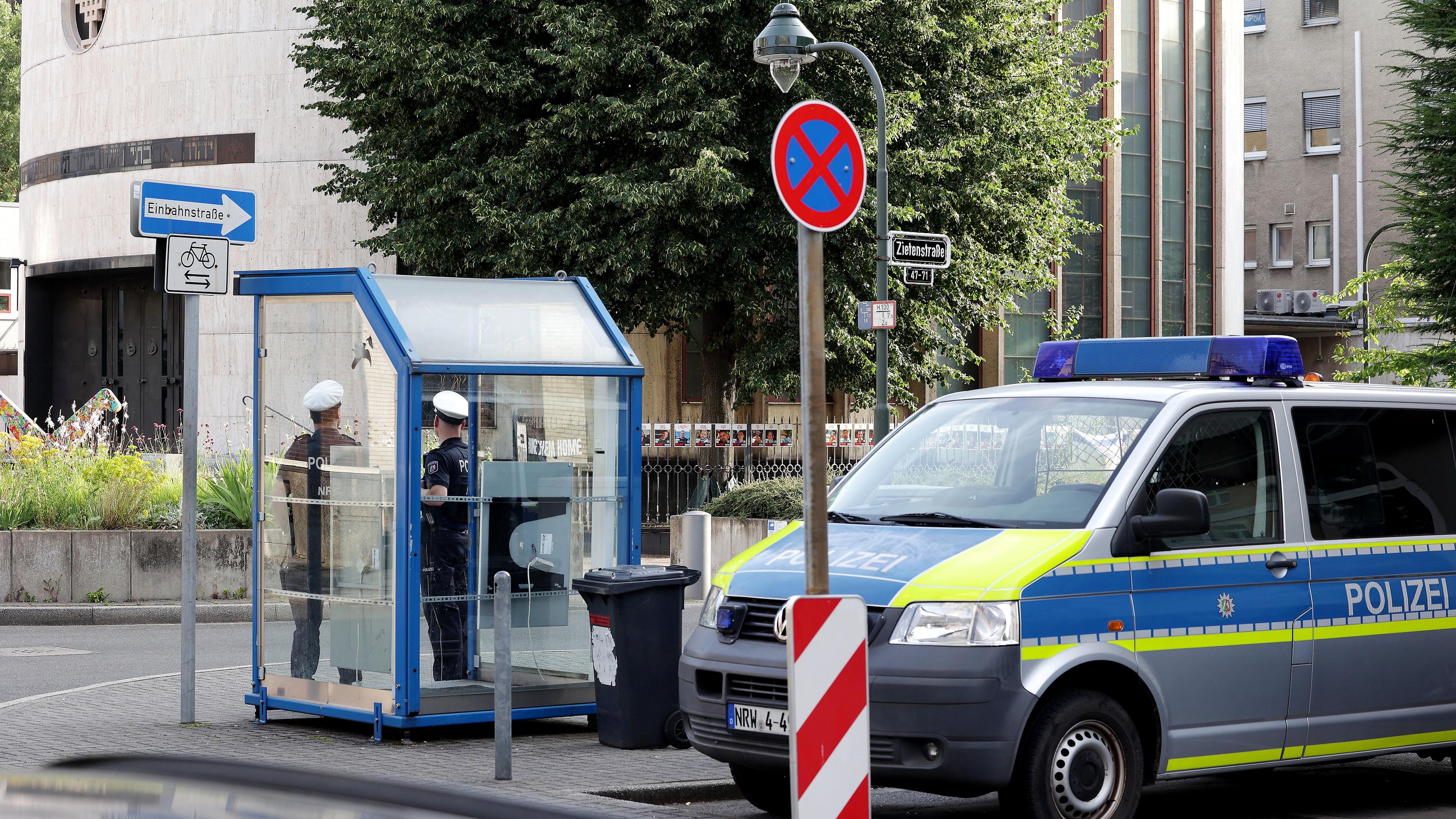 Polizeibeamten aus Düsseldorf schützen die Synagoge in Düsseldorf.