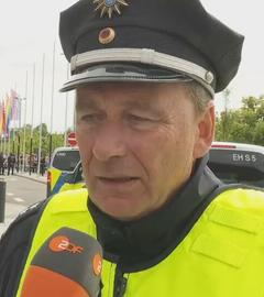 Der Pressesprecher der Landespolizeidirektion Thüringen, Patrick Martin, am Rande des Einsatzgeschehens.