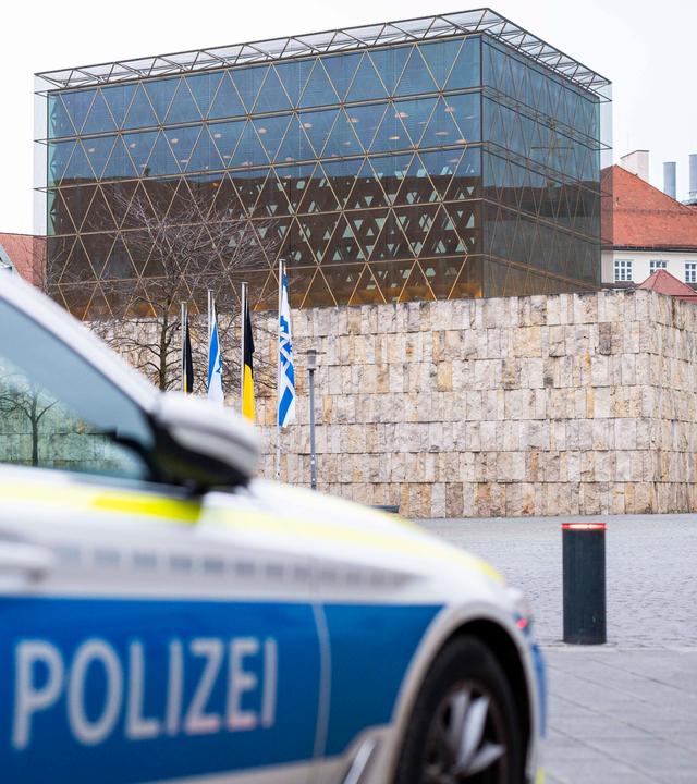 Ein Polizeiauto steht vor der Ohel-Jakob-Synagoge von der Israelitischen Kultusgemeinde München und Oberbayern K.d.ö.R. am 04.11.2023.