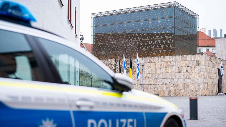Ein Polizeiauto steht vor der Ohel-Jakob-Synagoge von der Israelitischen Kultusgemeinde München und Oberbayern K.d.ö.R. am 04.11.2023.