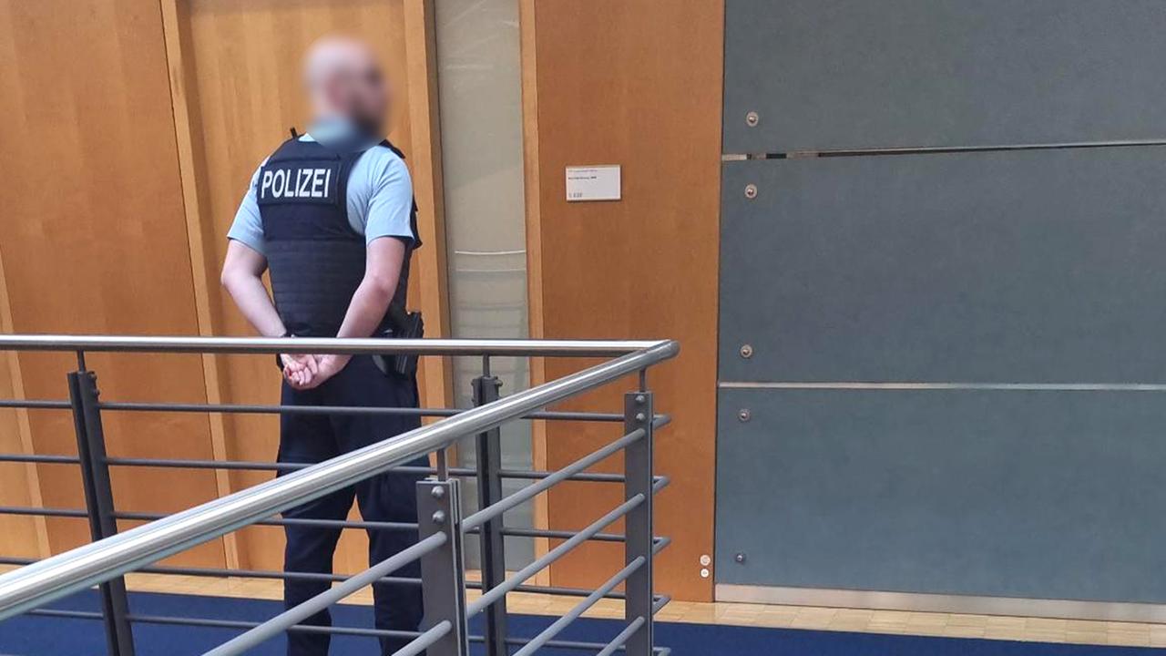 Polizist steht vor dem Bundestagsbüro von Petr Bystron