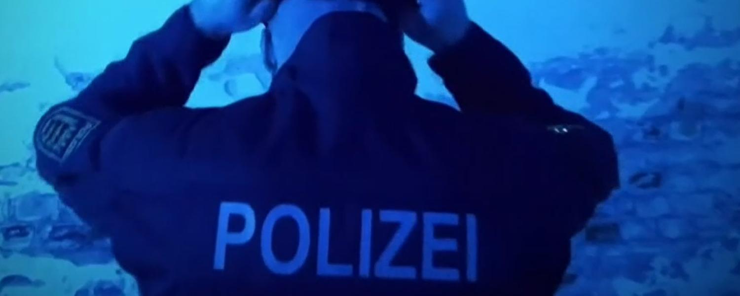 Ein Polizist aus Baden-Württemberg bei einem Einsatz gegen die italienische 'Ndrangheta.