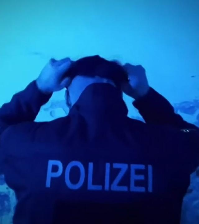 Ein Polizist aus Baden-Württemberg bei einem Einsatz gegen die italienische 'Ndrangheta.