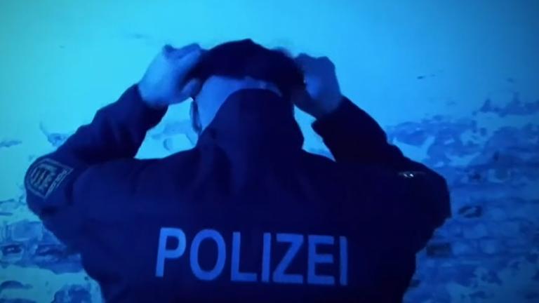 Ein Polizist aus Baden-Württemberg bei einem Einsatz gegen die italienische 'Ndrangheta.
