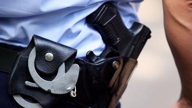 Polizist mit Waffe