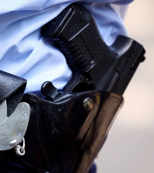 Polizist mit Waffe