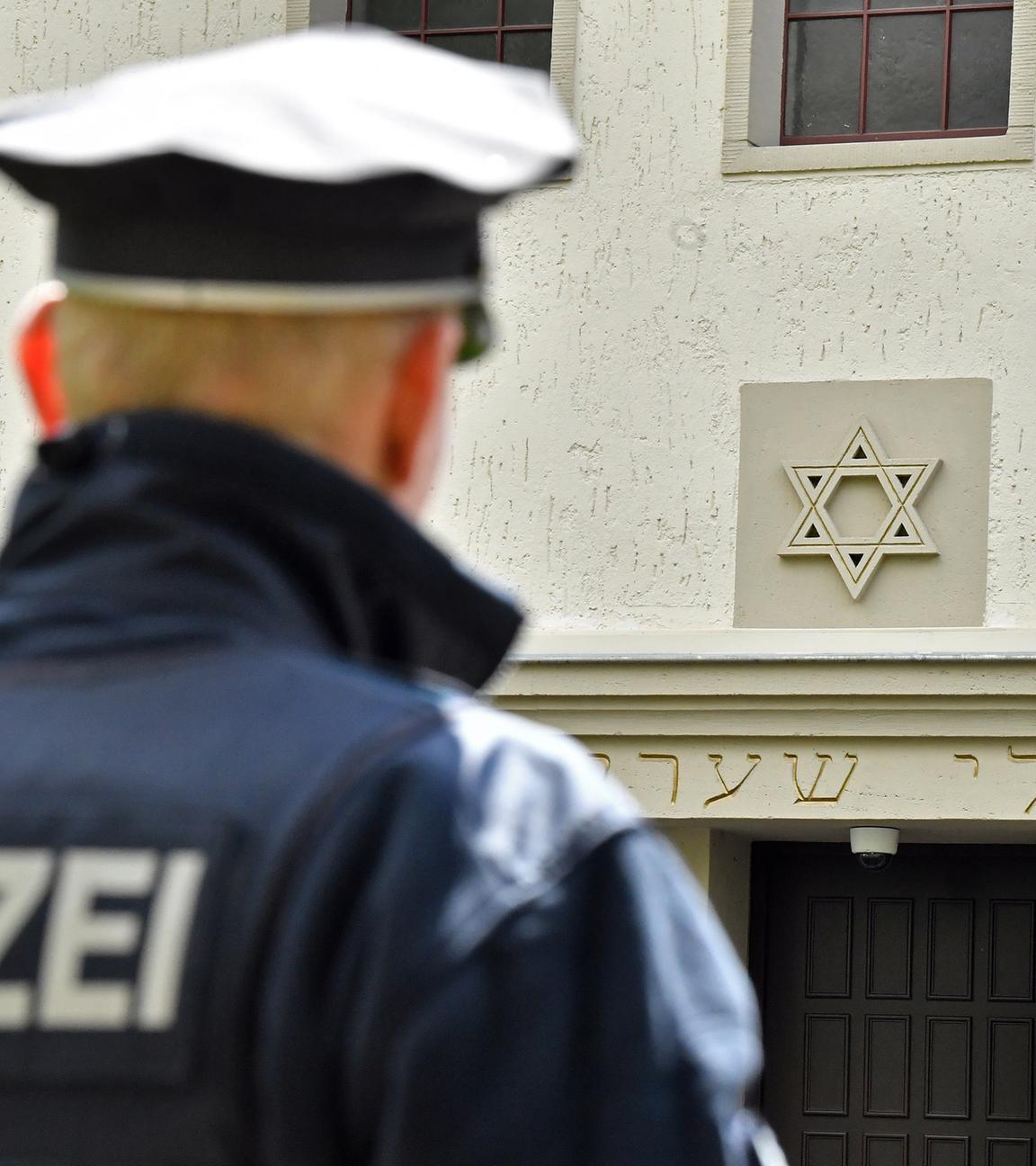 Thüringen, Erfurt: Ein Polizist steht vor dem Eingang zur Neuen Synagoge in der Landeshauptstadt. 
