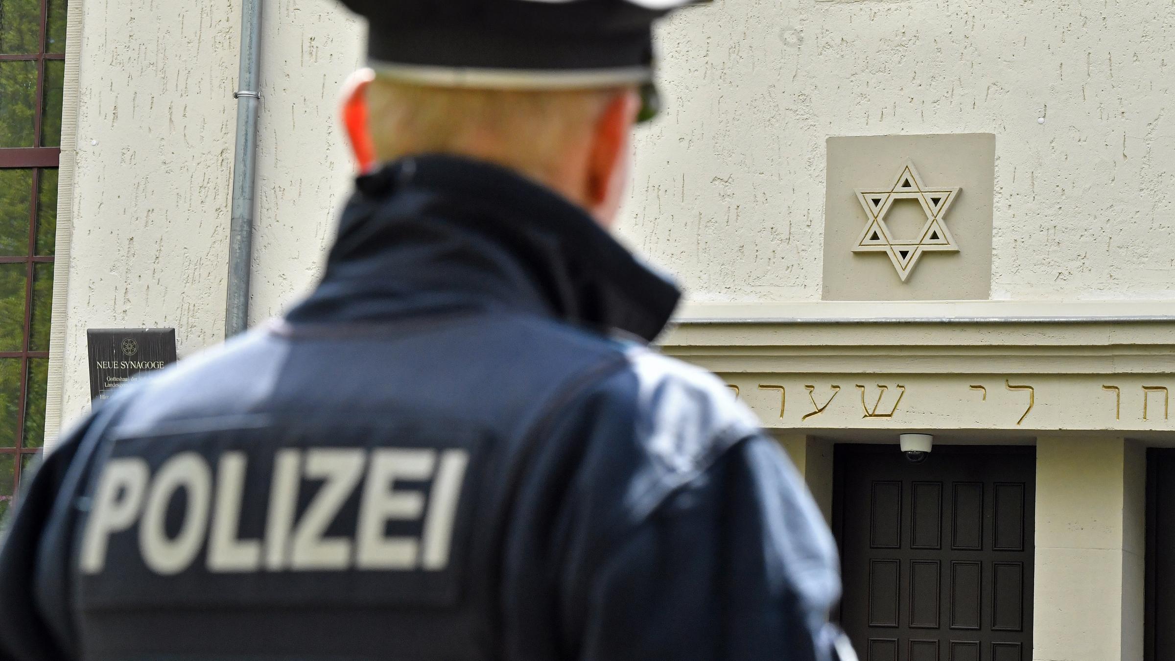 Thüringen, Erfurt: Ein Polizist steht vor dem Eingang zur Neuen Synagoge in der Landeshauptstadt. 