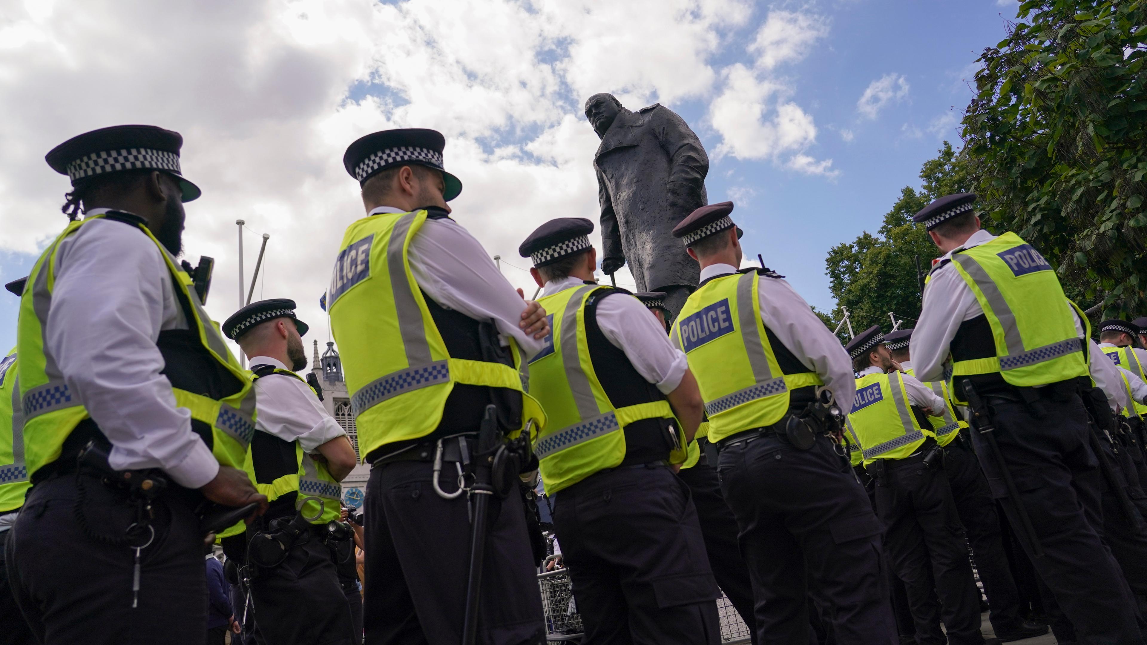 Polizisten stehen auf dem Parliament Square in London am 9. August 2025.