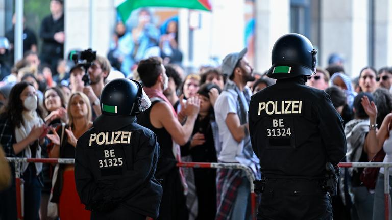 Polizisten haben die pro-palästinensischen Demonstranten von der Straße vor dem Institut für Sozialwissenschaften der Berliner Humboldt-Universität (HU) bis zur nächsten Querstraße abgedrängt
