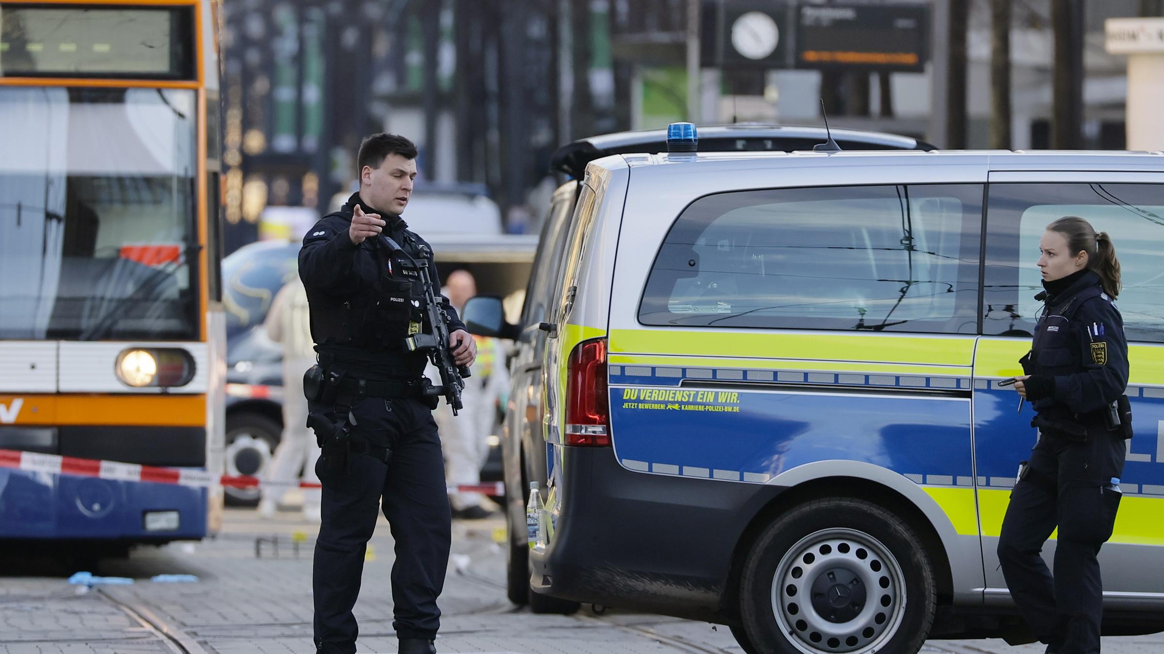 Polizisten sichern Tatort nach Autounfall in Mannheim