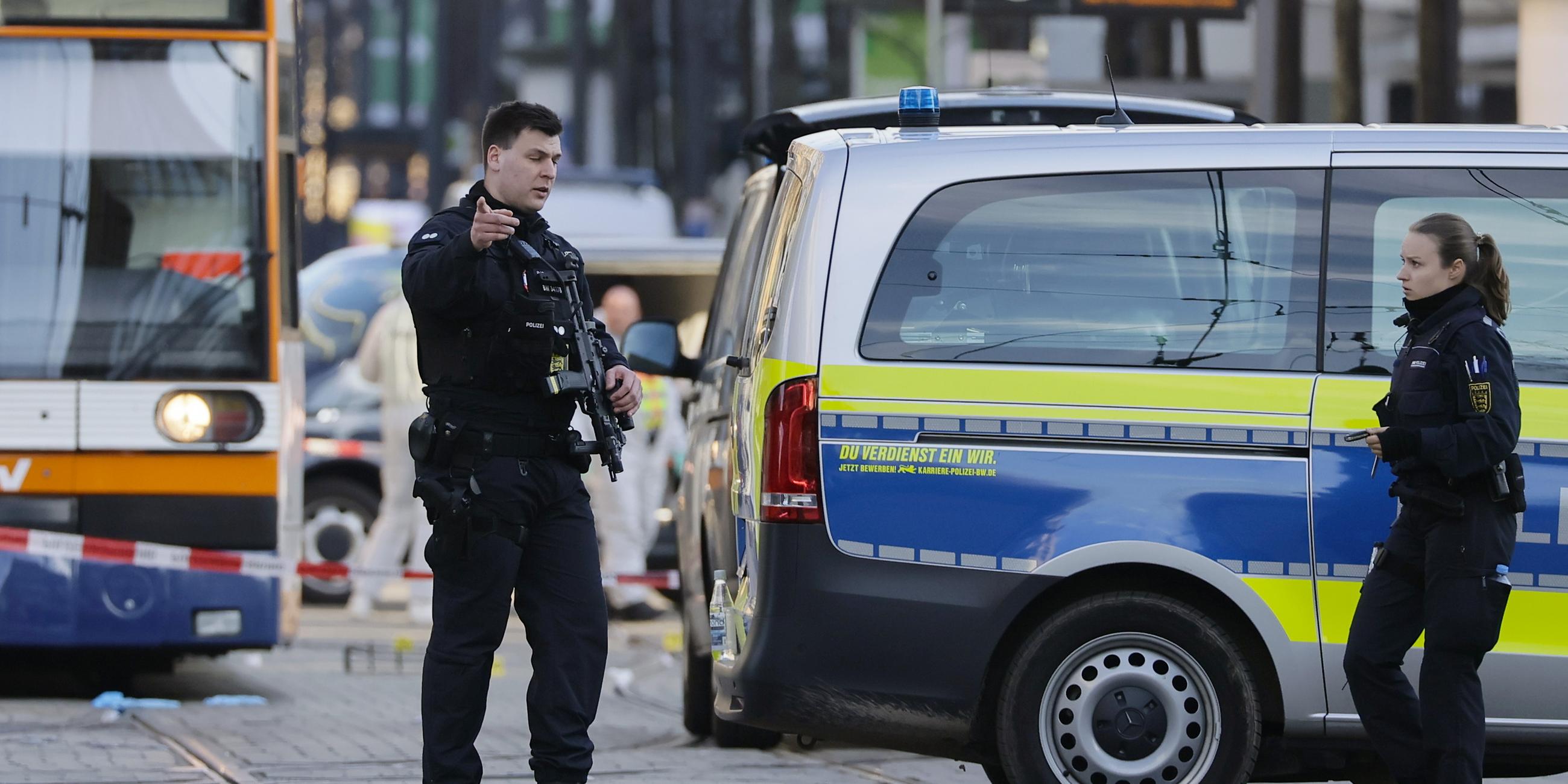 Polizisten sichern Tatort nach Autounfall in Mannheim