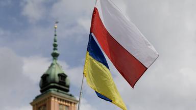 Eine polnische und eine ukrainische Flagge wehen im Wind. (Archiv)