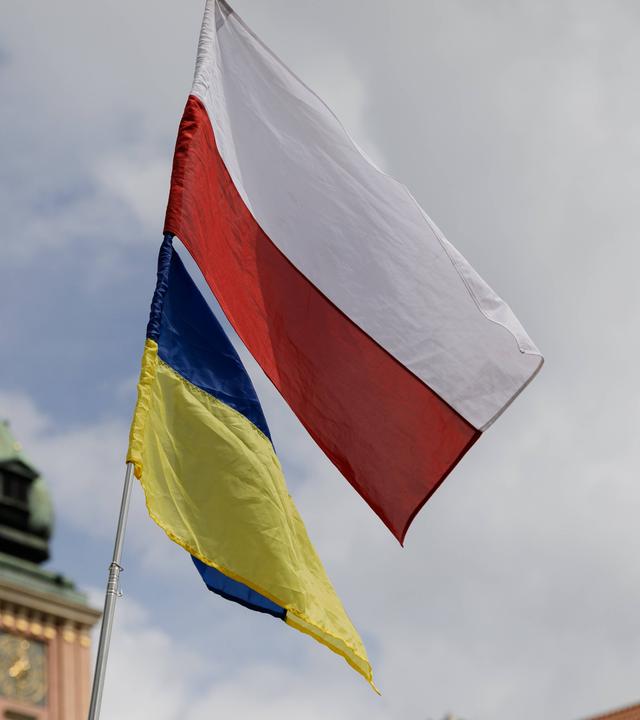 Eine polnische und eine ukrainische Flagge wehen im Wind. (Archiv)