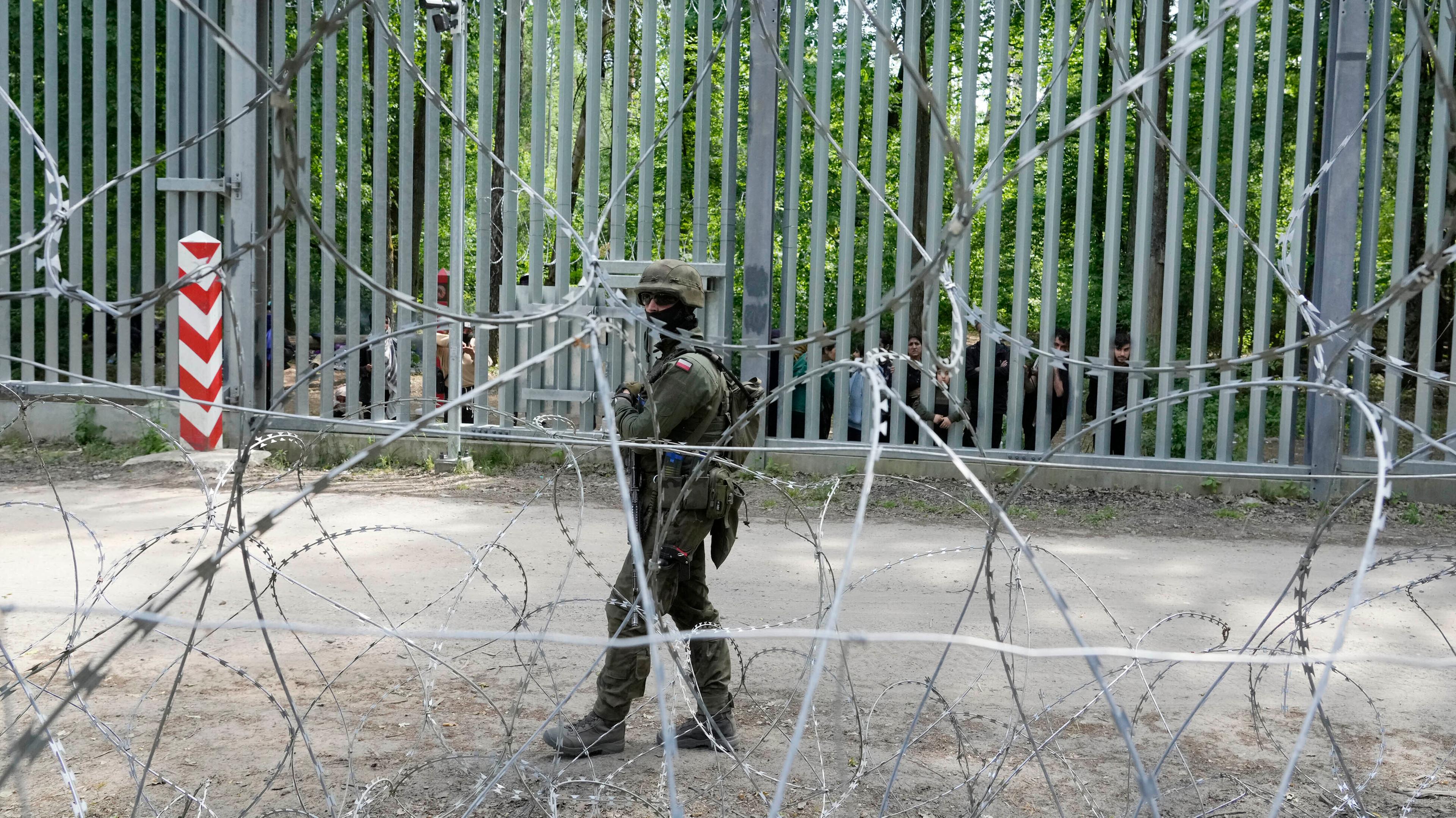 Archiv: Ein polnischer Soldat patrouilliert im Wald von Bialowieza an der Grenze zu Belarus. Am 29.05.2024