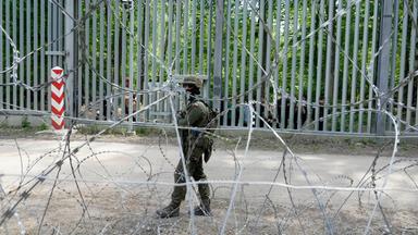 Archiv: Ein polnischer Soldat patrouilliert im Wald von Bialowieza an der Grenze zu Belarus. Am 29.05.2024