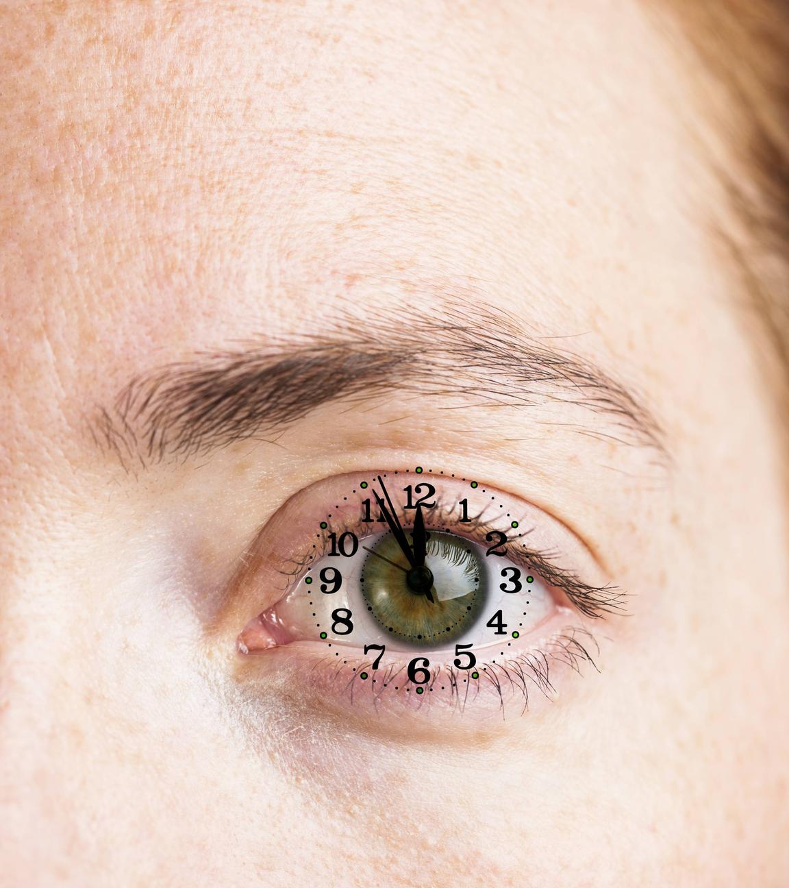 Geöffnetes Auge mit Ziffernblatt