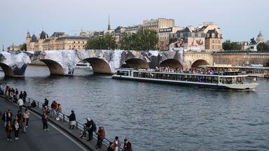 Die Arbeiten an der Installation "La Caverne du Pont Neuf" des französischen Fotografen und Straßenkünstlers JR in Paris.