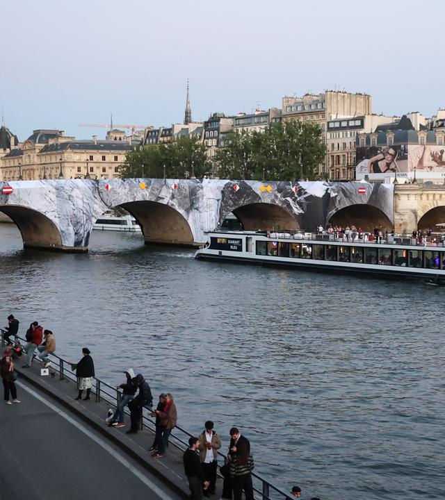 Die Arbeiten an der Installation "La Caverne du Pont Neuf" des französischen Fotografen und Straßenkünstlers JR in Paris.