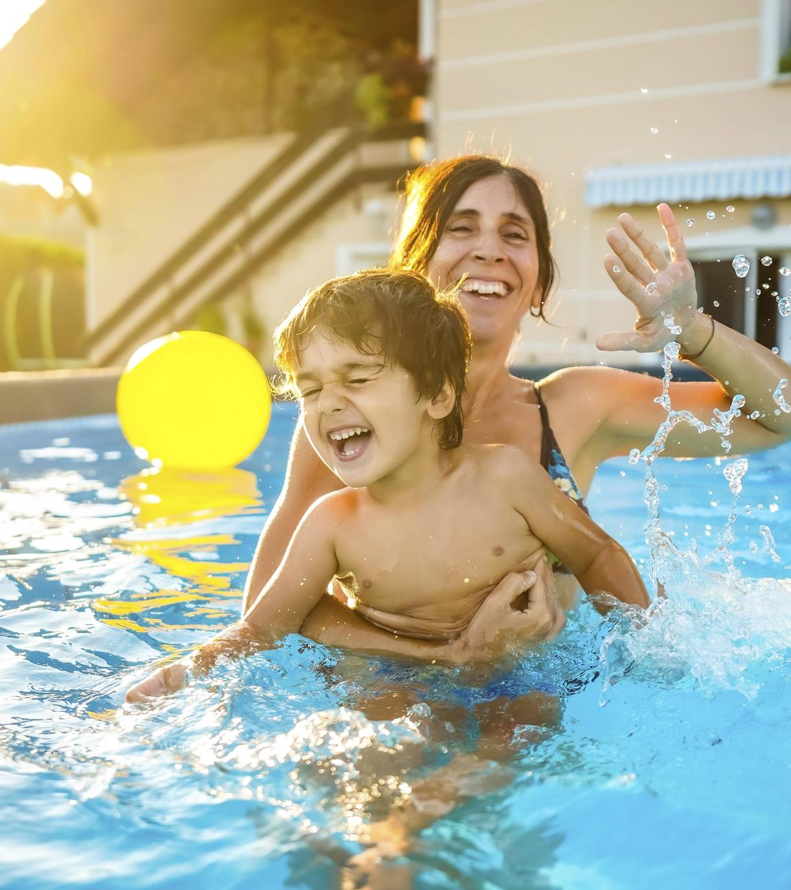 Mutter mit ihrem kleinen Sohn im Pool
